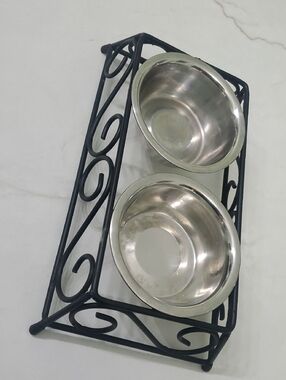 Elevated Double Stainless Steel Pet Bowls in Black Iron Stand